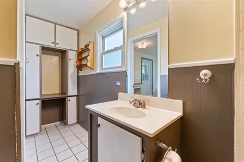 Bath - 124 Broad, Brooklyn, MI 49230 photo 2 of 2