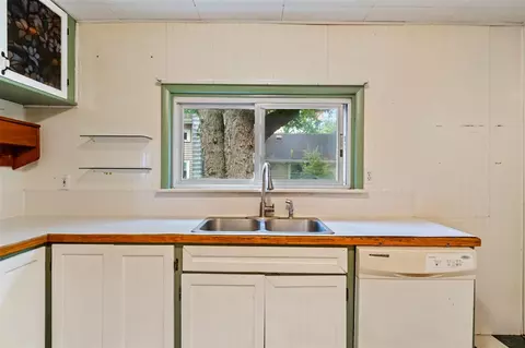 Kitchen - 124 Broad, Brooklyn, MI 49230 photo 3 of 6
