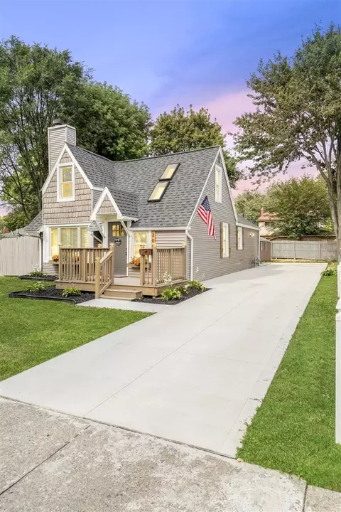 20625 Elkhart, Harper Woods, MI 48225