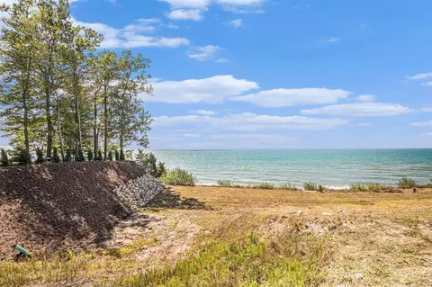 2572 Lakeshore, Fennville, MI 49408