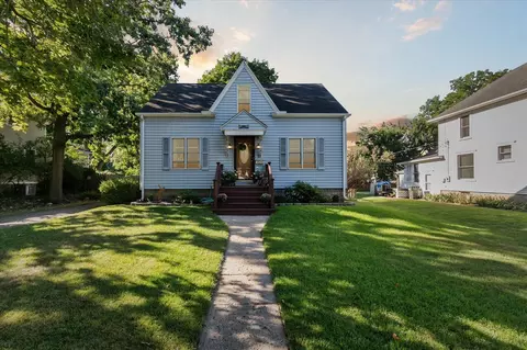 207 Lincoln, Chelsea, MI 48118