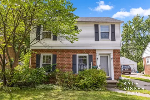 1063 Lake Grv, Grand Rapids, MI 49506