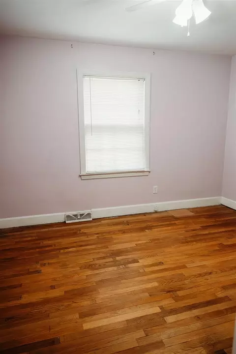 Bedroom - 356 Parchmount, Parchment, MI 49004 photo 5 of 11
