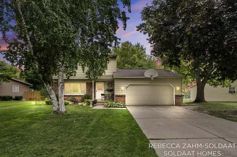 5944 Valley Ln, Kentwood, MI 49508