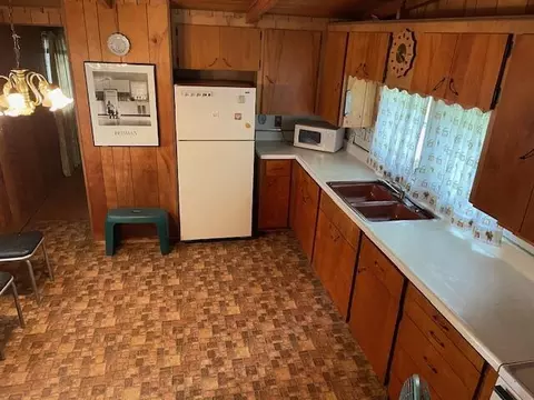 Kitchen - 262 E Southern, Coldwater, MI 49036 photo 2 of 4