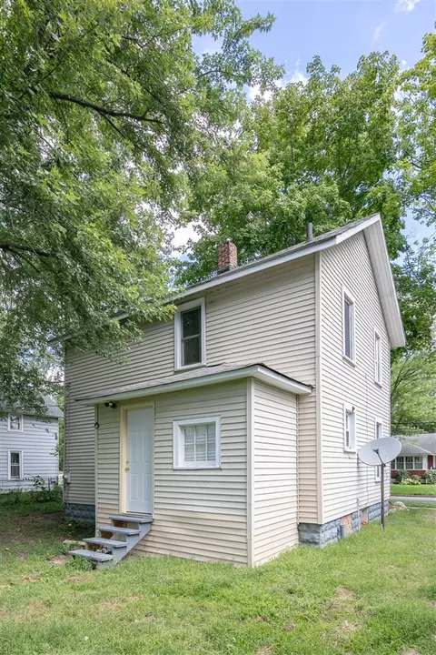 311 Spring, Three Rivers, MI 49093 photo 3