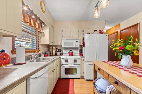 Kitchen - 9100 Case, Brooklyn, MI 49230 photo 3 of 4