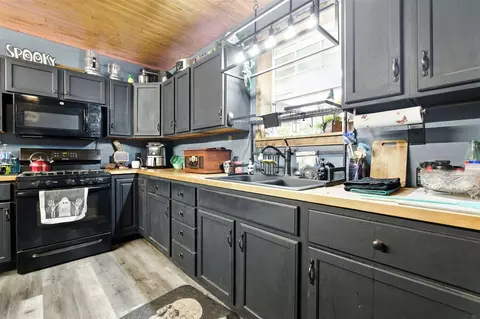 Kitchen - 15885 Mcclellan, Springport, MI 49284 photo 2 of 2