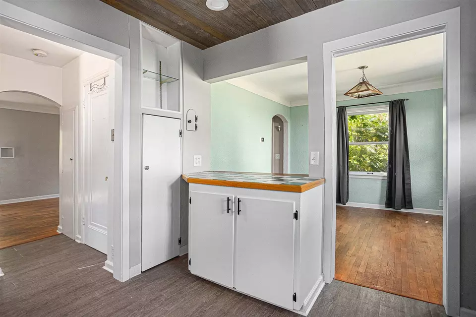 Entry Way - 2512 Wellington, Kalamazoo, MI 49008 photo 1 of 3