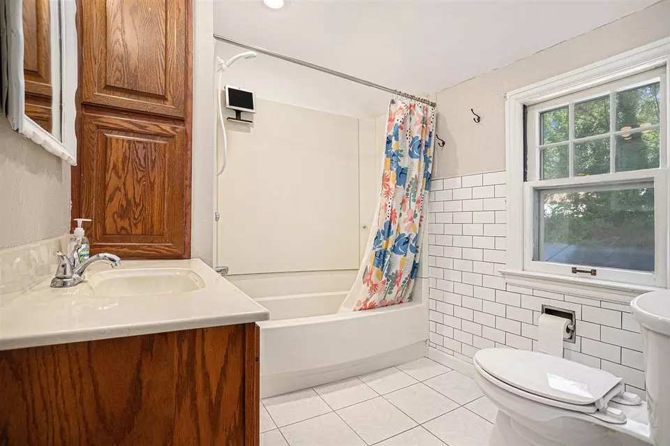 Bath - 2512 Wellington, Kalamazoo, MI 49008 photo 2 of 3