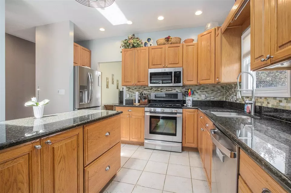Kitchen - 69154 Elkhart, Edwardsburg, MI 49112 photo 6 of 6