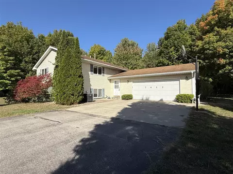 7412 Forest Ldg, Traverse City, MI 49685
