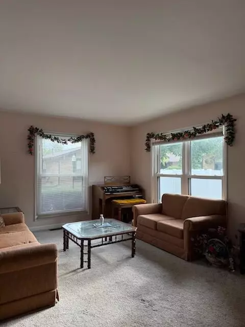Living - 2741 Roundtree, Troy, MI 48083 photo 3 of 4