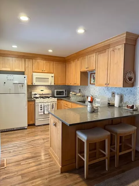 Kitchen - 2741 Roundtree, Troy, MI 48083 photo 1 of 2