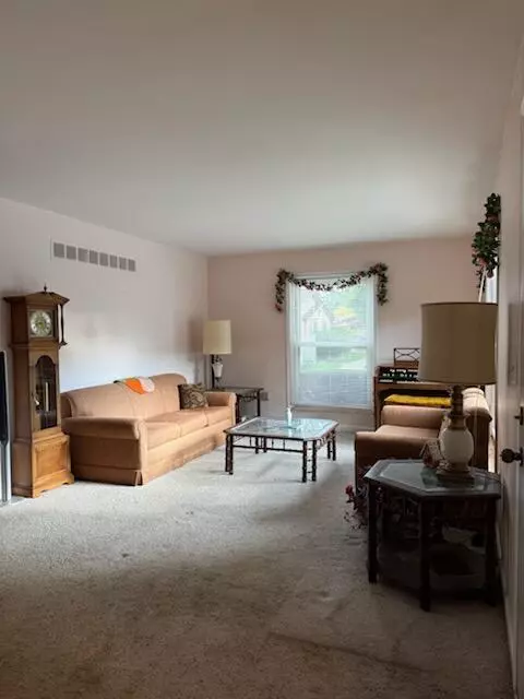 Living - 2741 Roundtree, Troy, MI 48083 photo 2 of 4