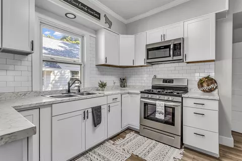 Kitchen - 212 N Bowen, Jackson, MI 49202 photo 1 of 3