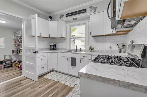 Kitchen - 212 N Bowen, Jackson, MI 49202 photo 2 of 3