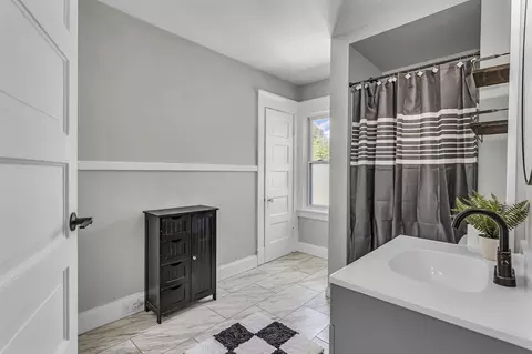 Bath - 212 N Bowen, Jackson, MI 49202 photo 2 of 3