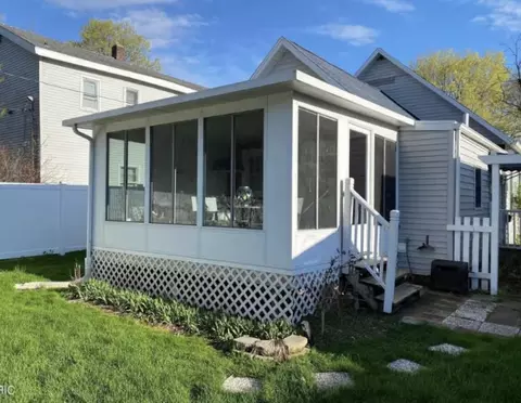 Exterior - 207 E Beech, Three Oaks, MI 49128 photo 4 of 9
