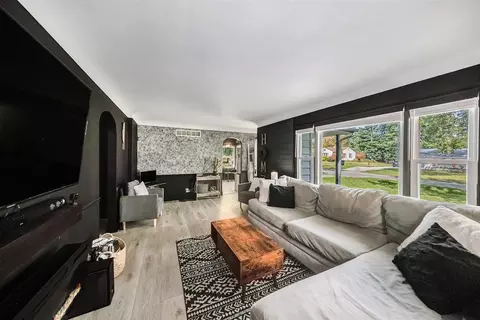 Living - 121 Mcconnell, Jackson, MI 49201 photo 3 of 4