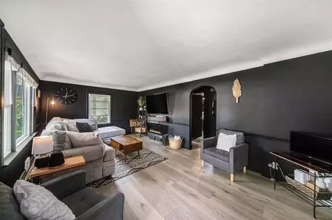 Living - 121 Mcconnell, Jackson, MI 49201 photo 1 of 4