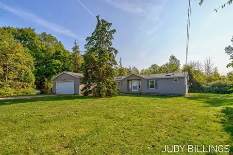 2499 64th St, Fennville, MI 49408