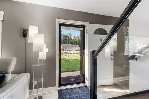 Entry Way - 264 Amherst, Jackson, MI 49203 photo 1 of 4