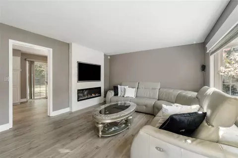 Living - 264 Amherst, Jackson, MI 49203 photo 3 of 3