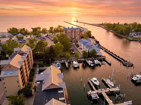 260 Water #5E, Saint Joseph, MI 49085
