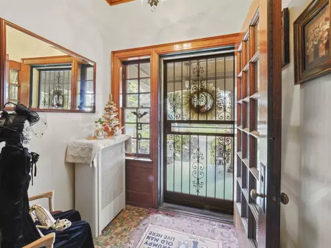 Entry Way - 516 Maple, Manistee, MI 49660 photo 1 of 21