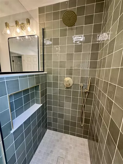 Bath - 3956 Highlander, Ann Arbor, MI 48108 photo 4 of 9
