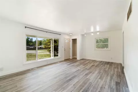 Living - 3010 E Ct, Jackson, MI 49201 photo 3 of 5
