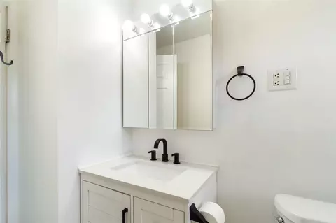 Bath - 3010 E Ct, Jackson, MI 49201 photo 3 of 3