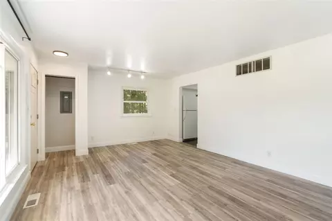 Living - 3010 E Ct, Jackson, MI 49201 photo 4 of 5