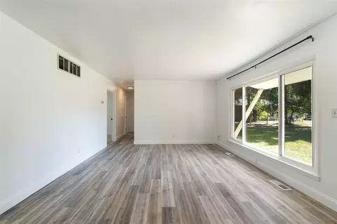 Living - 3010 E Ct, Jackson, MI 49201 photo 5 of 5