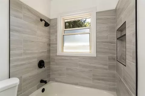 Bath - 3010 E Ct, Jackson, MI 49201 photo 2 of 3