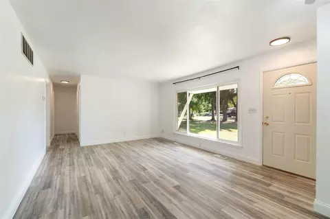 Living - 3010 E Ct, Jackson, MI 49201 photo 2 of 5