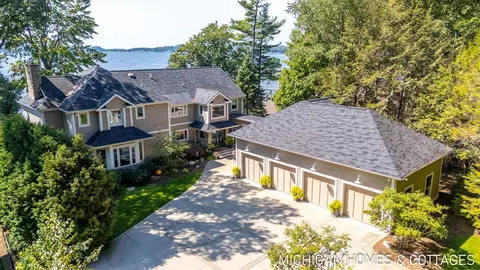 1414 Waukazoo, Holland, MI 49424