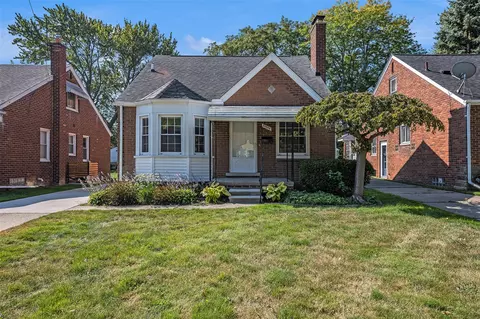 20886 Hunt Clb, Harper Woods, MI 48225