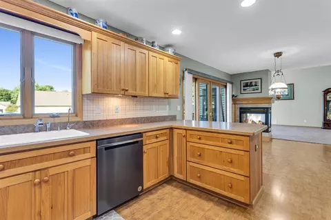 Kitchen - 5038 Fieldstone, Jackson, MI 49201 photo 3 of 4