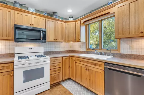 Kitchen - 5038 Fieldstone, Jackson, MI 49201 photo 2 of 4