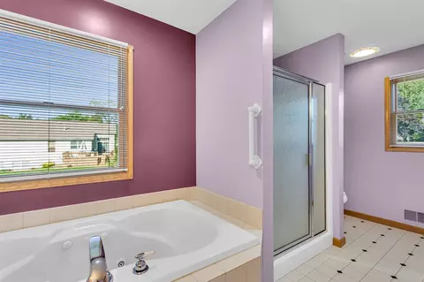 Bath - 5038 Fieldstone, Jackson, MI 49201 photo 4 of 9