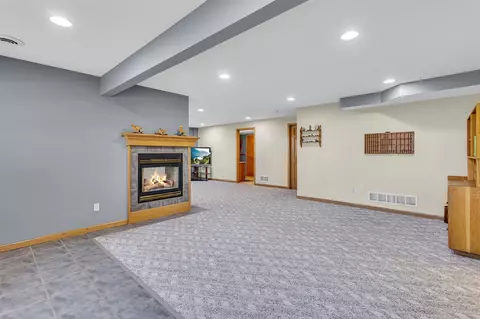 Living - 5038 Fieldstone, Jackson, MI 49201 photo 9 of 9