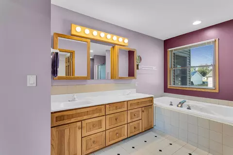 Bath - 5038 Fieldstone, Jackson, MI 49201 photo 3 of 9