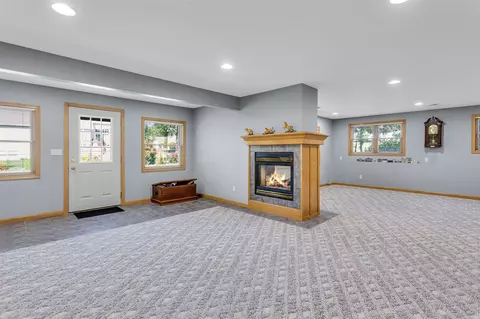 Living - 5038 Fieldstone, Jackson, MI 49201 photo 8 of 9