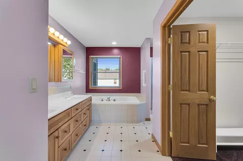 Bath - 5038 Fieldstone, Jackson, MI 49201 photo 2 of 9