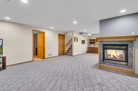 Living - 5038 Fieldstone, Jackson, MI 49201 photo 5 of 9