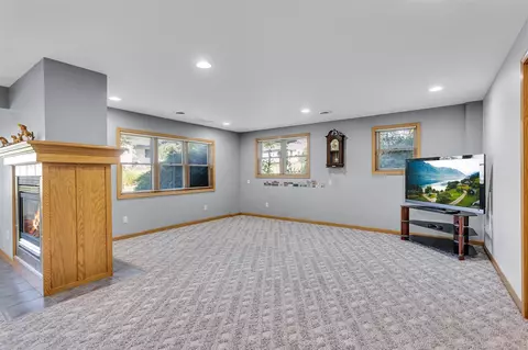 Living - 5038 Fieldstone, Jackson, MI 49201 photo 7 of 9