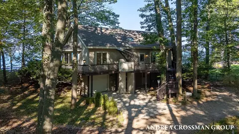 2542 Lakeshore, Fennville, MI 49408