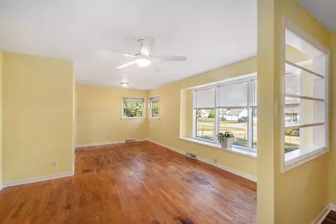Living - 6051 Riverside, Jackson, MI 49201 photo 1 of 4